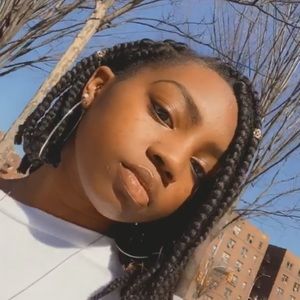 Meet your Posher, Kayla